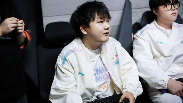 DRX轻取HLE,Elk团战一打五焦点之战成都决赛之夜,让粉丝疯狂欢呼 DRX轻取HLE,Elk团战一打五焦点之战成都决赛之夜,让粉丝疯狂欢呼