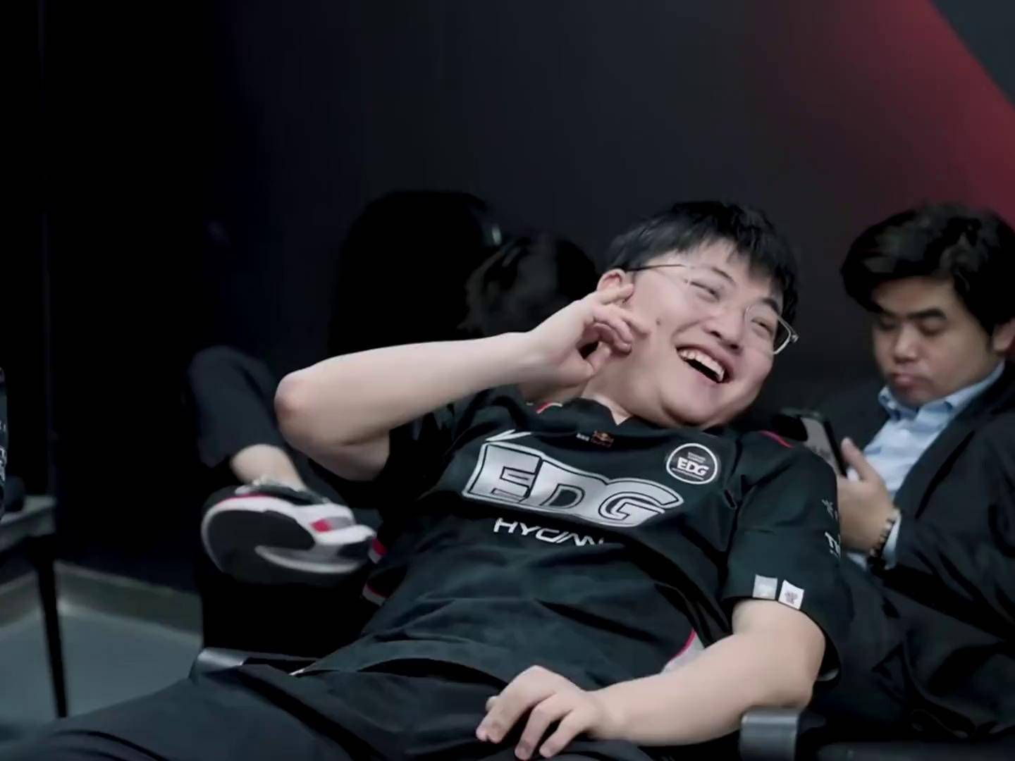 开云下载-WBG翻盘TES，Uzi完成史诗逆转强强对话入围赛，技惊四座